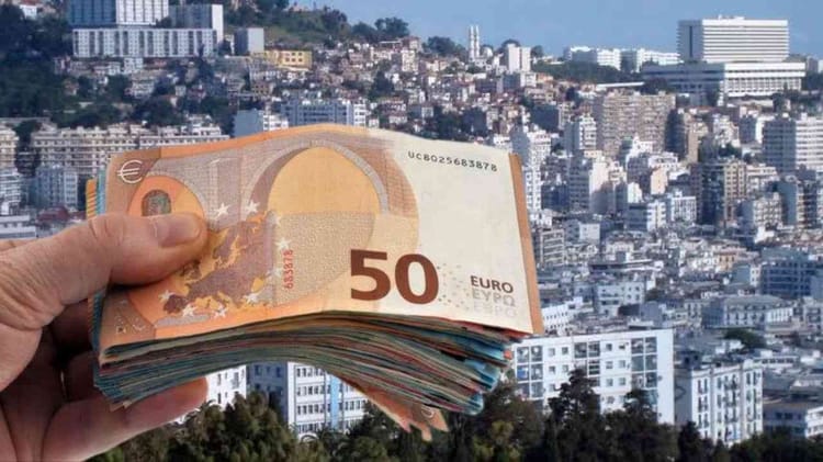Algérie : Voici le taux de change du dinar sur le marché informel ce 13 mai Foule de billets de 50 euros dans la main avec ville en arrière-plan.