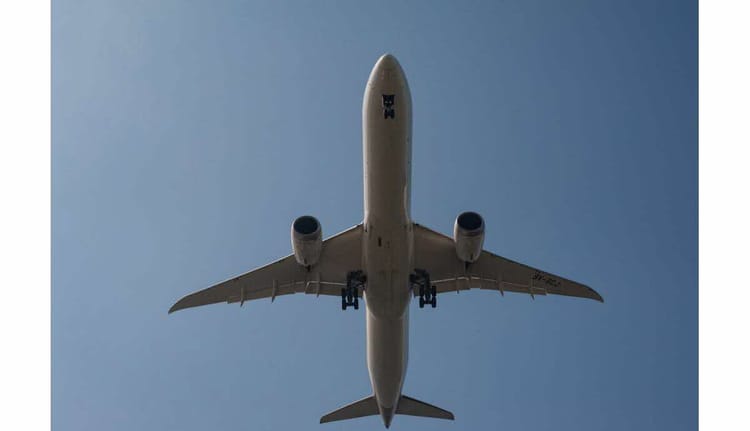 Insolite ! En France, "un avion vide ses toilettes sur une maison" Avion commercial volant dans un ciel clair.