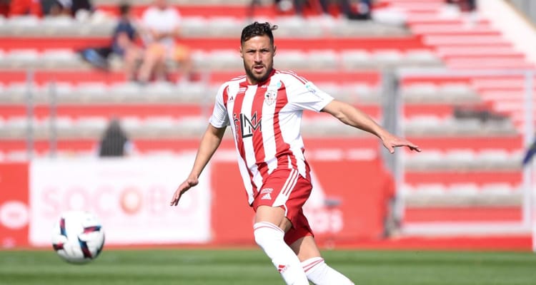 Youcef Belaïli en pleine action lors d'un match de football.