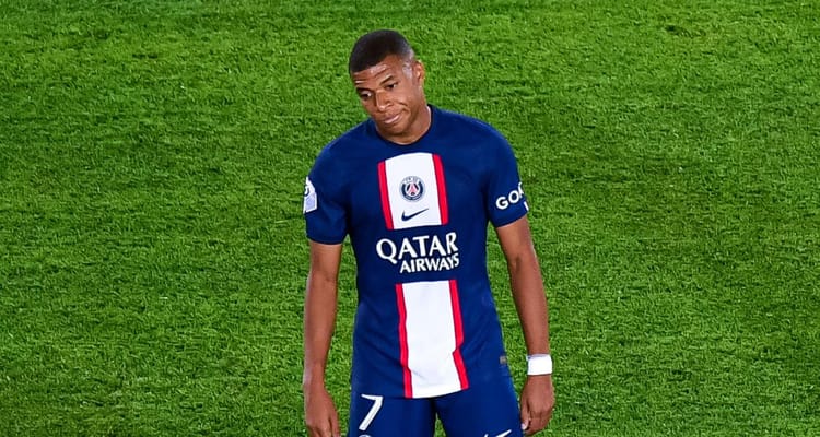 Mbappé, l'énorme coup de théâtre en vue ? Kylian Mbappé en action sur le terrain de football.