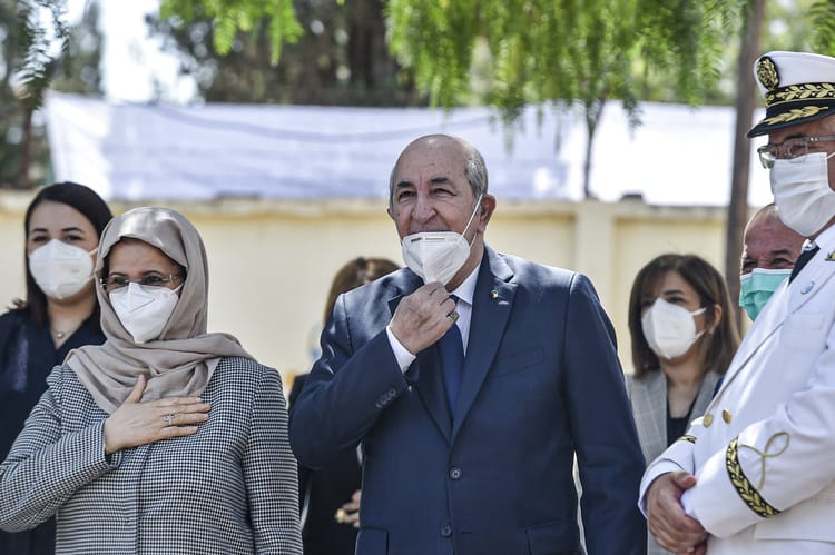Le président Tebboune avec des citoyens algériens lors d'une rencontre publique.