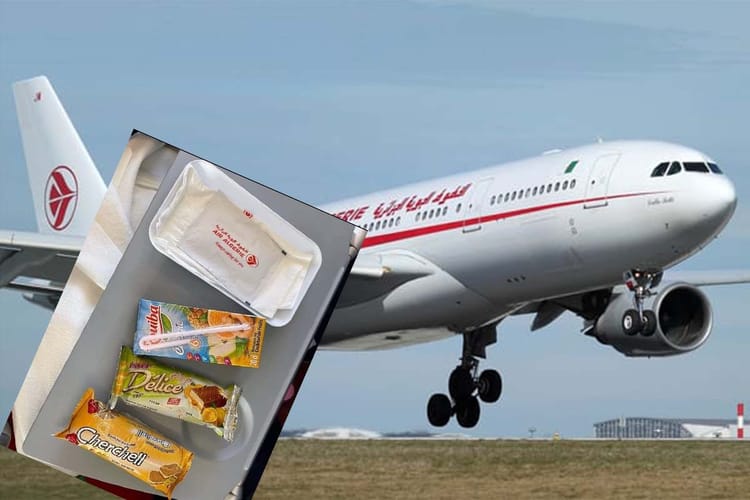 Repas d'avion d'Air Algérie avec différents snacks emballés.