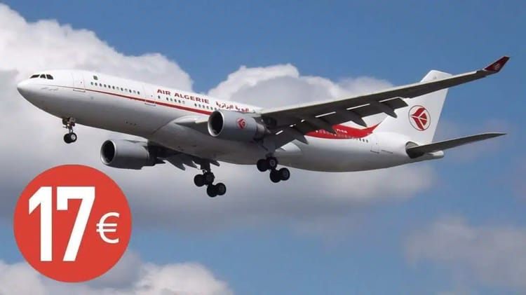 Avion d'Air Algérie en vol avec logo et ciel bleu en arrière-plan.