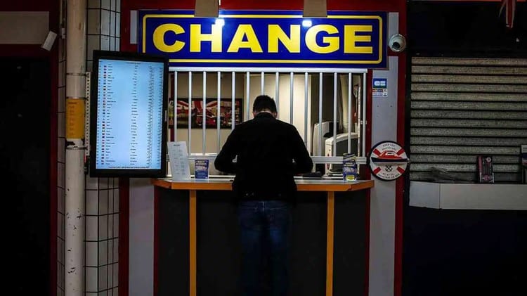 Client au bureau de change en Algérie, échange de devises.