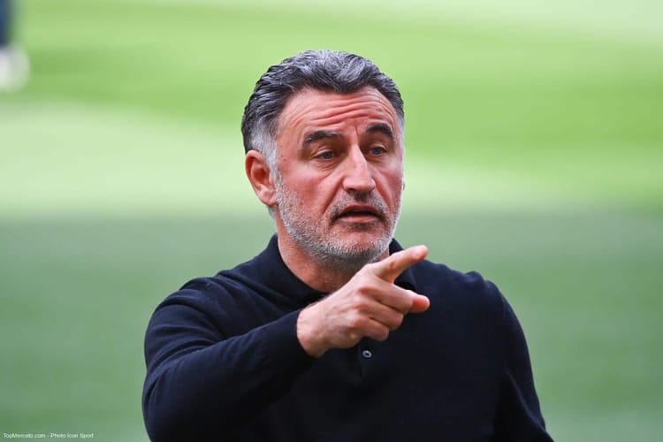 Racisme envers les Algériens : Christophe Galtier s’explique sur les accusations contre lui Christophe Galtier pointant du doigt lors d'une séance d'entraînement.