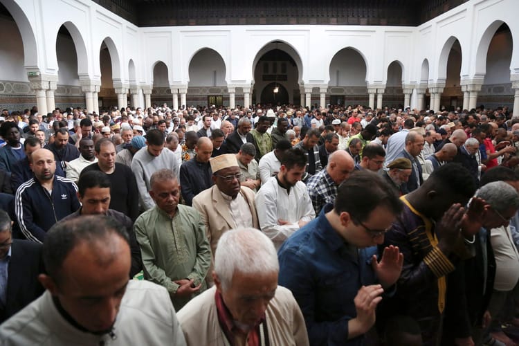 Sécheresse en Algérie : La prière de Salat El-Istisqa se fera le samedi prochain Foule de musulmans priant dans une mosquée en France.