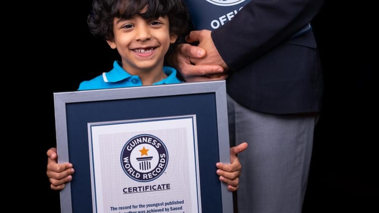 Un enfant arabe (4ans) dans le Guinness des records grâce à cet exploit... Jeune garçon arabe tenant un certificat Guinness des records.