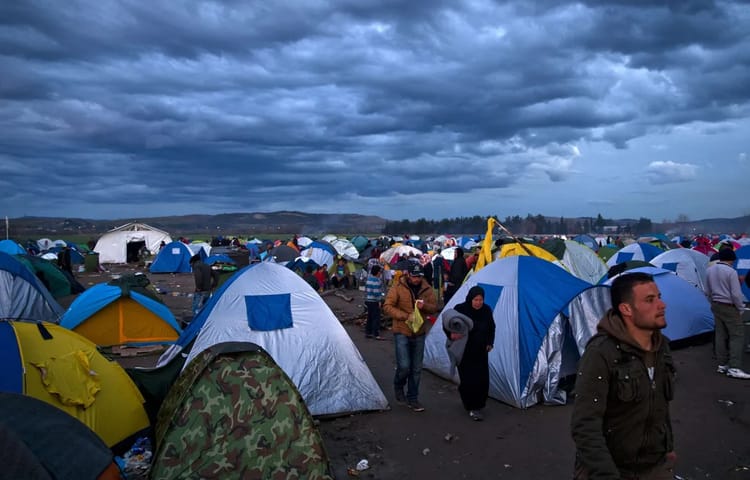 Immigration en France : Les Français désapprouvent en majorité. Tentes de migrants sous un ciel nuageux en France.