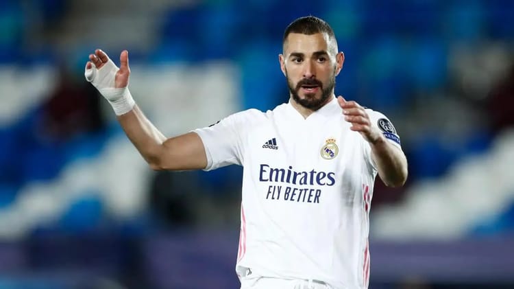 Karim Benzema en maillot du Real Madrid sur le terrain de football.
