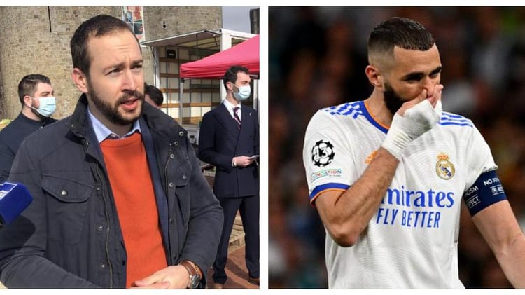 Karim Benzema en tenue de football, célébrant une victoire.