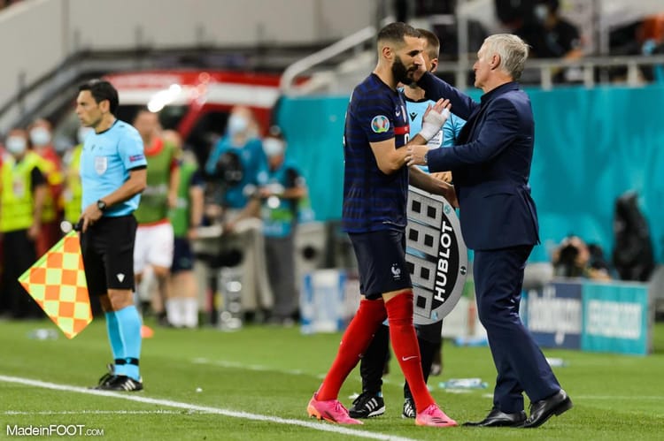 Karim Benzema vs Deschamps : Face au mutisme du joueur madrilène, Daniel Riolo pète un câble. Karim Benzema et Didier Deschamps échangent sur le terrain de football.