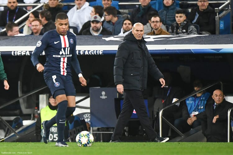 Zidane et le PSG, fin de l’histoire Zinédine Zidane sur le banc du PSG lors d'un match important.