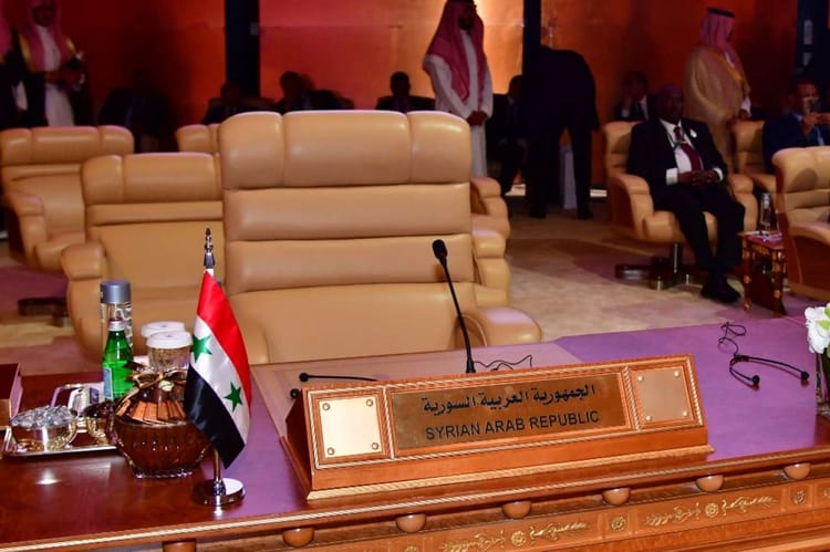 Réunion sur le retour de la Syrie à la Ligue arabe : l'Arabie saoudite écarte l’Algérie Salle de réunion avec un nom de table pour la Syrie et la Ligue arabe.