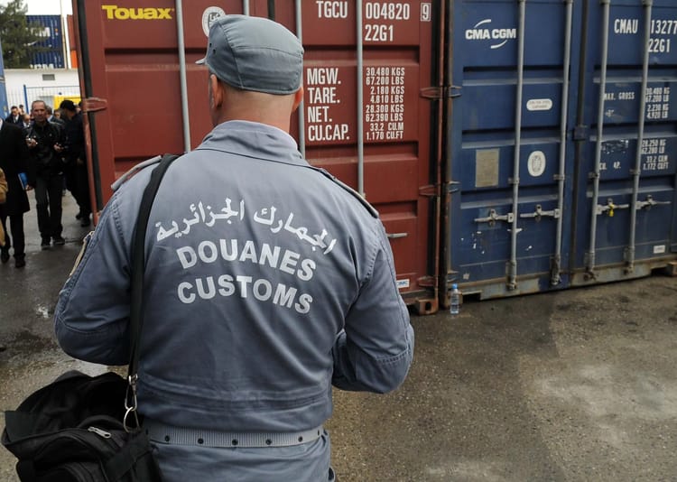 Algérie : la douane a déjoué des tentatives de contrebande de près de 1.000 pièces archéologiques Agent des douanes algériennes surveillant des conteneurs de contrebande.