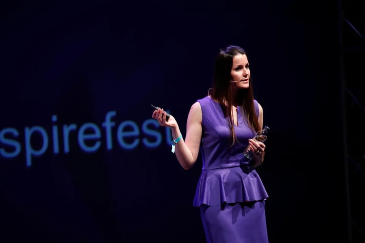 A la découverte de Nora Khaldi, la mathématicienne algérienne au charme rare Femme en robe violette parlant lors d'une conférence.