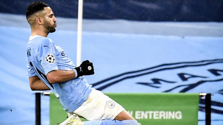 Riyad Mahrez, attaquant, en pleine action lors d'un match de Ligue des Champions.