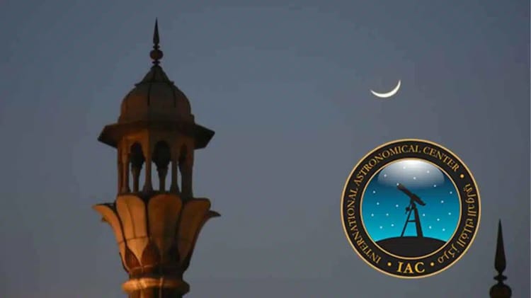 Lune croissante au-dessus d'un minaret au crépuscule en Algérie.