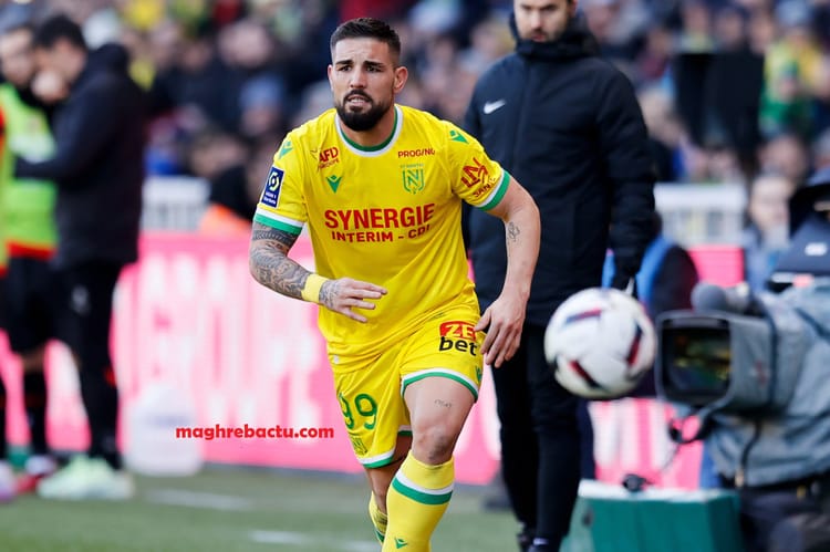 Andy Delort en maillot jaune lors d'un match de football.