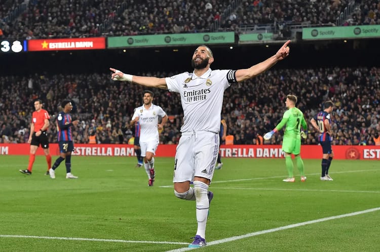 Karim Benzema célèbre lors d'un match de football avec ses coéquipiers.