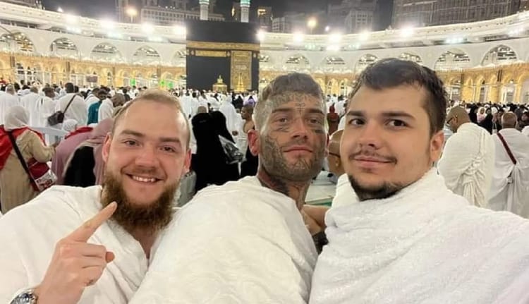 L’influenceur britannique Ibothepro converti à l’Islam, fait le buzz sur la toile Trois hommes en ihram lors du pèlerinage à La Mecque.