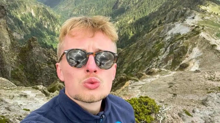 « …Pour venir s’installer en Algérie… Faut-il être opportuniste ? » un français affole la toile. Jeune homme avec lunettes de soleil dans un paysage montagneux.
