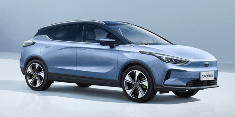 Voiture électrique Geely moderne avec design élégant et technologie avancée.