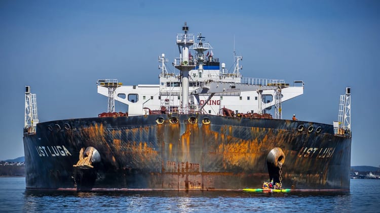 Navire de pétrole avec déversement en mer, risque environnemental.
