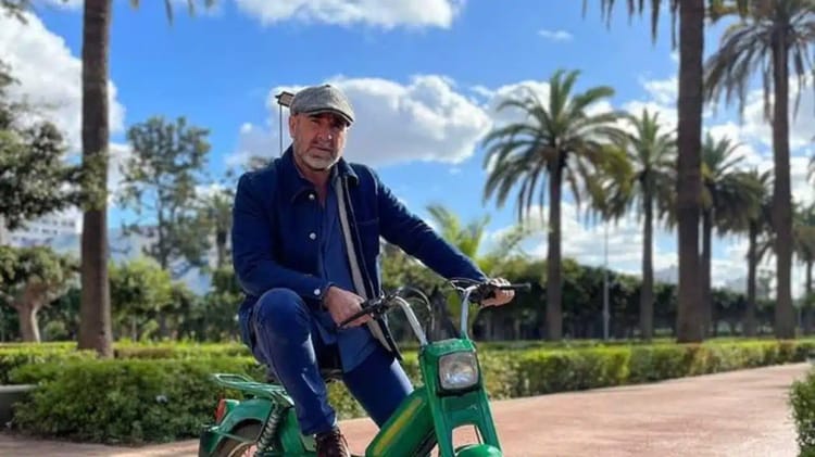 Cantona : Mes enfants ont du sang algérien Eric Cantona en promenade dans un parc algérien avec palmier.