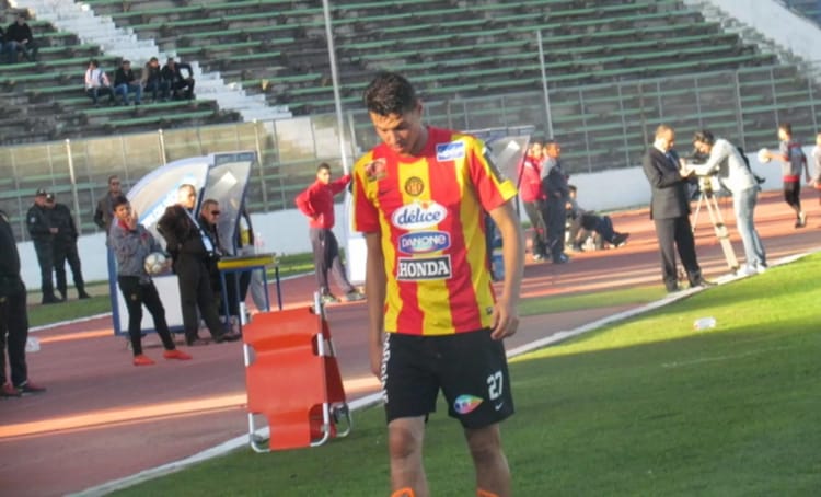 Libye : un ancien joueur de la JS Kabylie kidnappé par un groupe armé Jeune joueur de football en action lors d'un match.