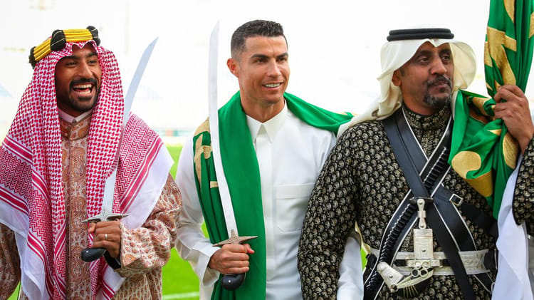 Ronaldo reçoit une invitation à se convertir à l'islam pendant le Ramadan Cristiano Ronaldo avec des hommes en tenue traditionnelle saoudienne.