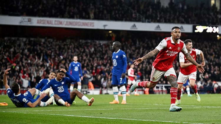 Premier League : Arsenal à nouveau leader Joueur d'Arsenal célébrant un but lors d'un match de Premier League.