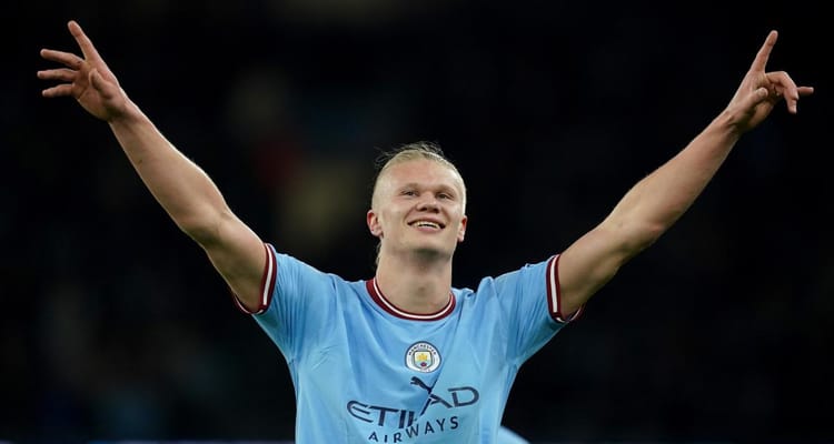 Manchester City : Haaland élu meilleur joueur de l’année Haaland célèbre avec les bras levés lors d'un match de Manchester City.