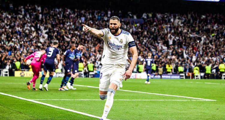 Karim Benzema célèbre un but avec Real Madrid lors d'un match.
