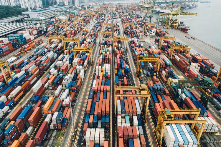 Le Maroc dépasse l'Algérie et la Tunisie en matière de croissance économique Port de conteneurs avec grues et containers colorés au Maroc.