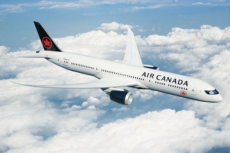 Avion Air Canada en vol au-dessus des nuages en juin 2023.