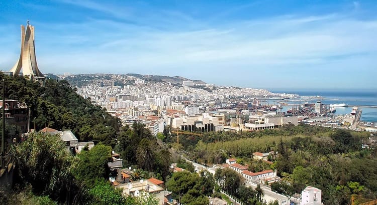 « C’est quoi le problème des Algériens en dévalorisant leur pays ? » Cette algérienne pousse un coup de gueule. Vue d'Alger avec la basilique Notre-Dame d'Afrique en premier plan.