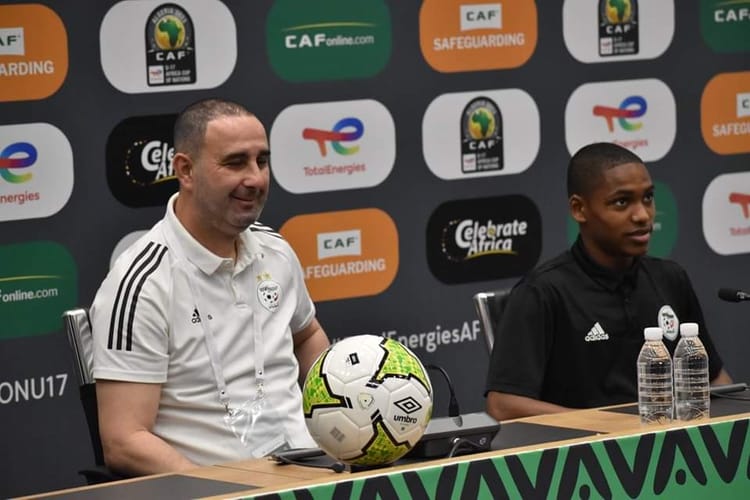 Rencontre sportive entre deux entraîneurs lors d'une conférence de presse.