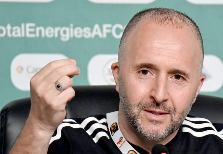 CAN 2023 : Liste de Belmadi gros chamboulement en vue Coach Belmadi en conférence, gesticulant avec passion.