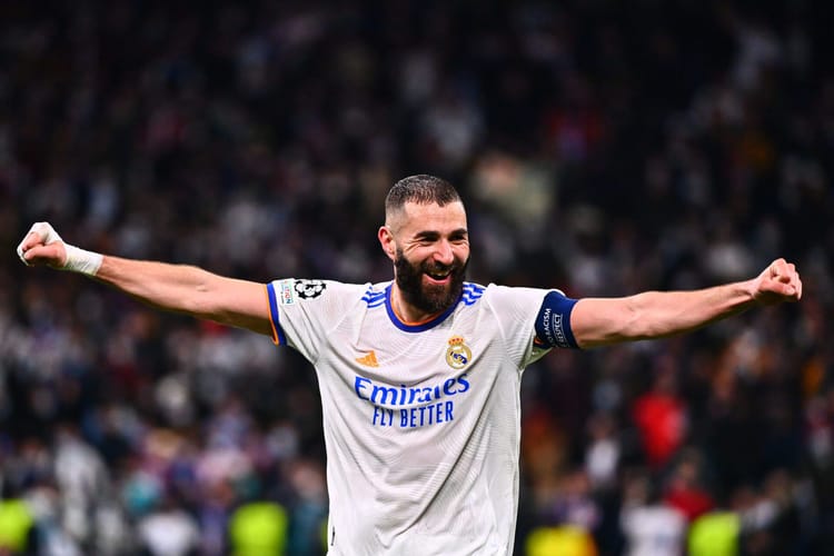 Karim Benzema célèbre avec enthousiasme lors d'un match de football.