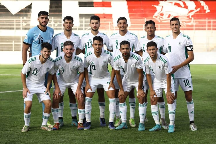 Groupe de jeunes joueurs marocains de football en uniforme.