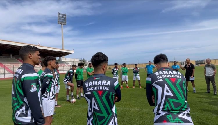 Groupe de joueurs sahraouis lors d'une séance d'entraînement sur le terrain.