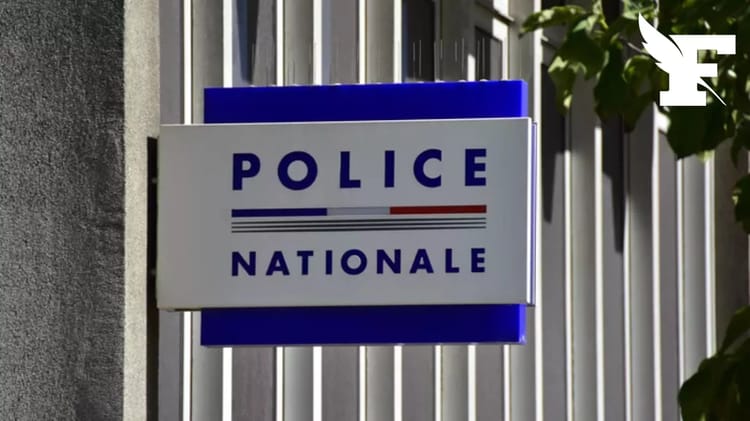 Panneau de la police nationale en Algérie, devant un bâtiment officiel.