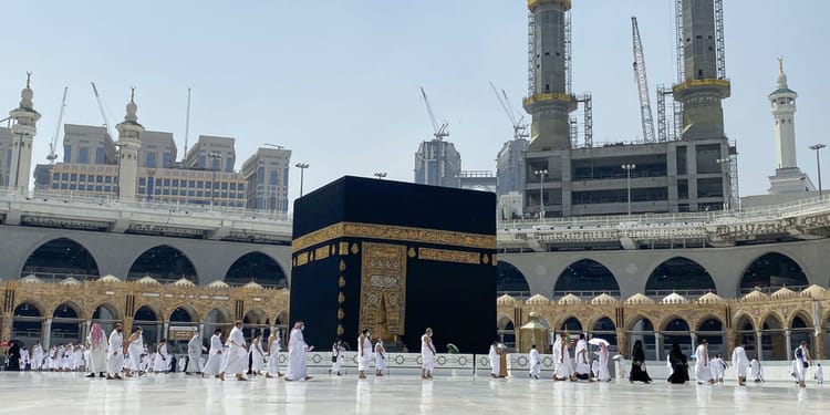 Pèlerins en prière autour de la Kaaba à La Mecque.