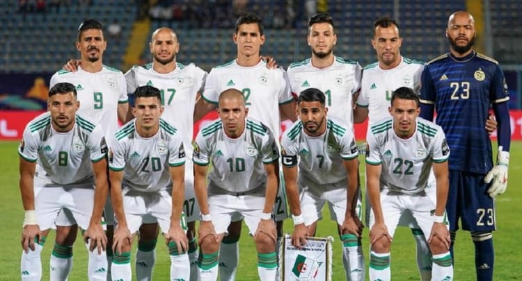 France : un Fennec dépose le ballon et devient professeur d’arabe Groupe de joueurs de football algériens en tenue blanche sur le terrain.