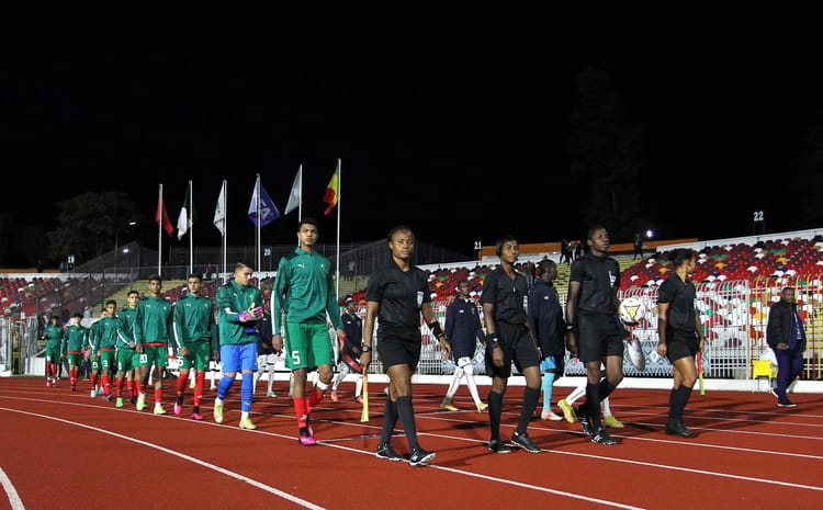 Équipes U17 du Sénégal et du Maroc en marche sur la piste d'athlétisme.