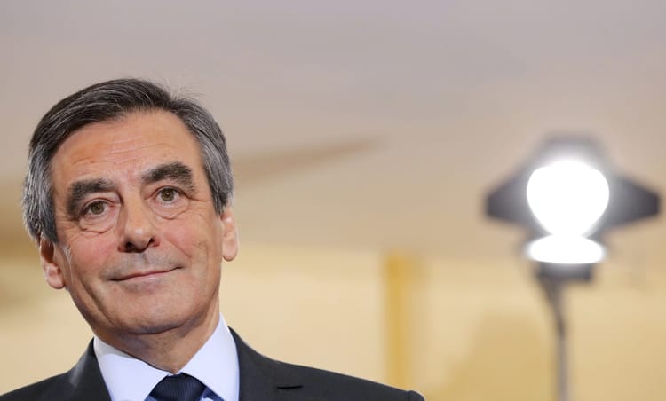 Coup de Tonnerre ! François Fillon estime que l'Algérie fait preuve d'ingérence François Fillon en costume lors d'une conférence ou interview.