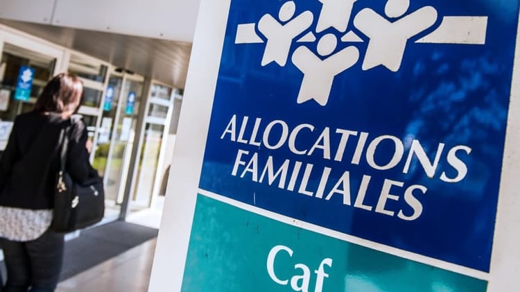 Panneau indiquant les allocations familiales à la CAF en France.