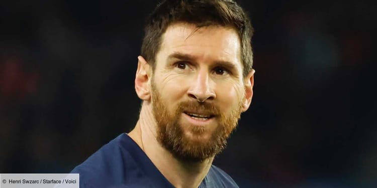 Lionel Messi, célèbre footballeur argentin, en pleine action sur le terrain.