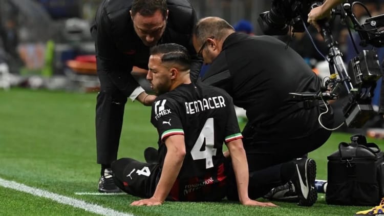 Coup de Tonnerre ! Mauvaise nouvelle pour Ismael Bennacer et l’équipe d’Algérie. Ismael Bennacer allongé sur le terrain après une blessure lors d'un match de football.