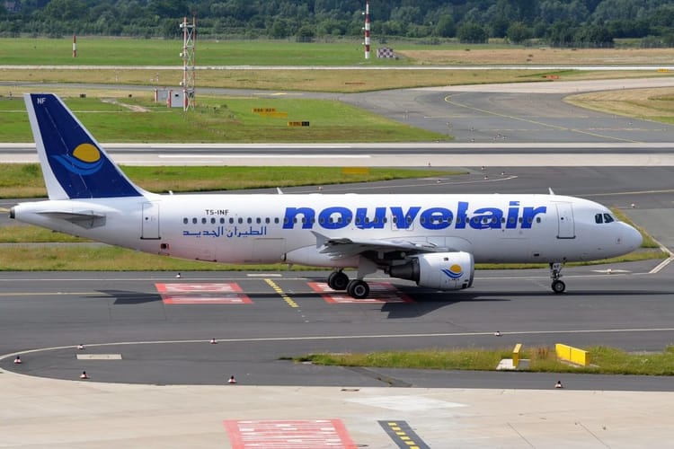 Vols Algérie-Tunisie : Nouvelair renforce son programme pour cet l’été Avion Nouvelair prêt pour le vol à l'aéroport.